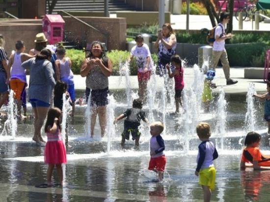 喷水池成为美国加州居民对抗热浪的消暑“产品”
