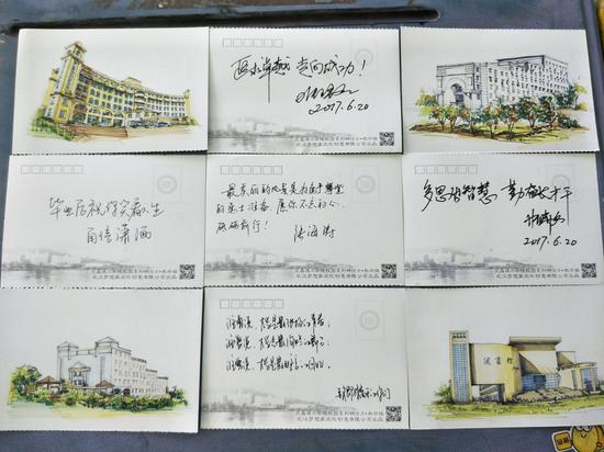武汉一高校师生手写300余张明信片赠别毕业生 