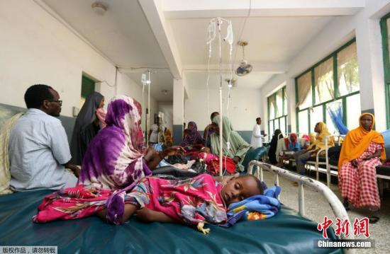 资料图：霍乱蔓延，民众在接受治疗。