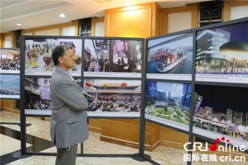 来宾通过图片展了解香港发展变化。来源：国际在线