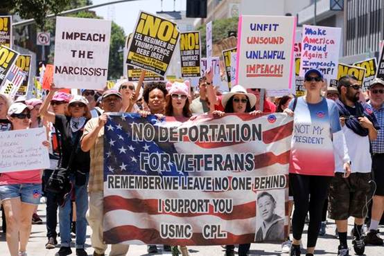 当地时间7月2日 洛杉矶的游行者手举标牌，要求国会举行弹劾现任总统特朗普的听证会（图片源于图像公司Getty）