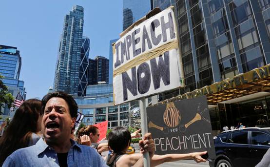 当地时间7月2日，纽约的抗议者们在酒店外举行集会，要求弹劾总统特朗普（美联社图）