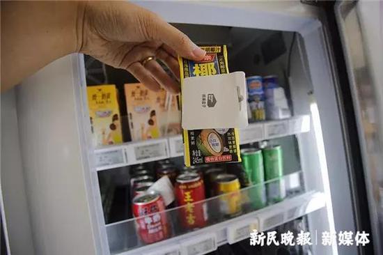 图说：商品上的标签是无人超市的精髓。萧君玮/摄