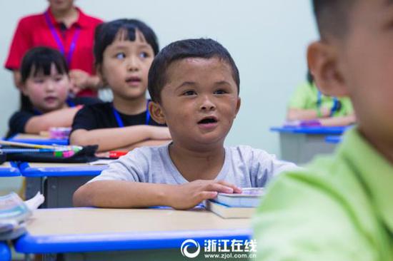 江西男孩“小马云”范小勤到杭州补习。 浙江在线图