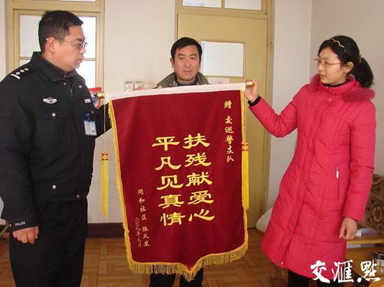 交警蒋东收到的锦旗。资料图片