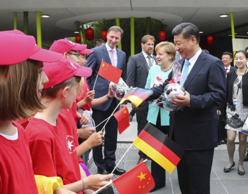 习近平同德国总理默克尔共同出席柏林动物园大熊猫馆开馆仪式。（新华社记者 谢环驰摄）
