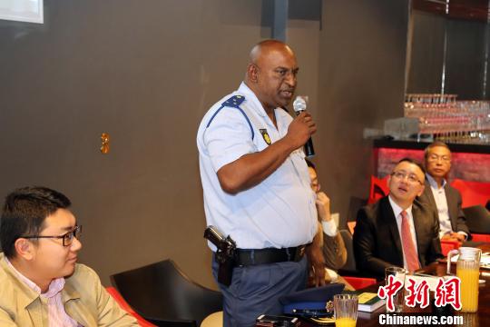 杉腾警察局长布拉格·玛杜利解答与会者关切的问题。　宋方灿 摄