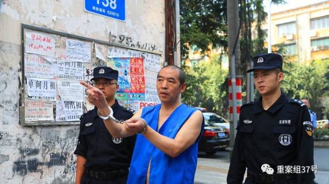 ▲谌瑞华被押到当年作案现场进行现场指认。  图片来自东坡公安微博