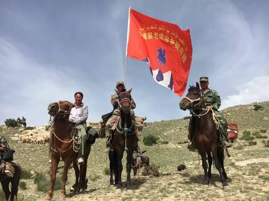 2015年，骑兵连把雪山、骑兵和马匹设计进了新队旗。