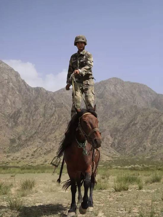 站在马背上巡逻是骑兵必须掌握的技能之一，考验的是胆量和平衡能力。