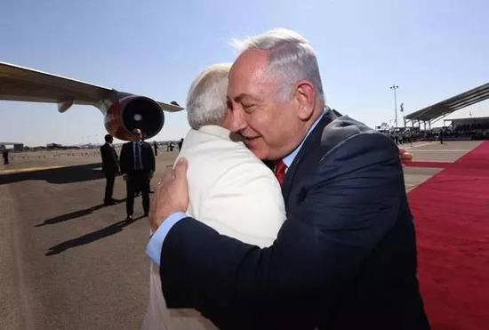 ▲7月4日，在以色列本·古里安国际机场，以色列总理内塔尼亚胡（右）欢迎到访的印度总理莫迪。