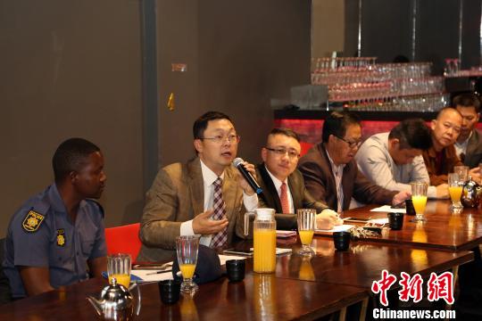 中国驻南非大使馆警务处王志钢参赞(左二)讲话。　宋方灿 摄