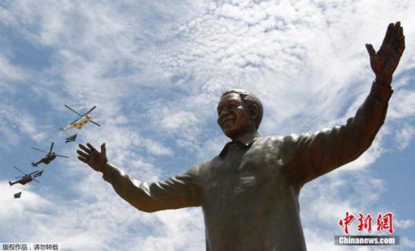 资料图：南非行政首都比勒陀利亚，高9米的曼德拉雕像。