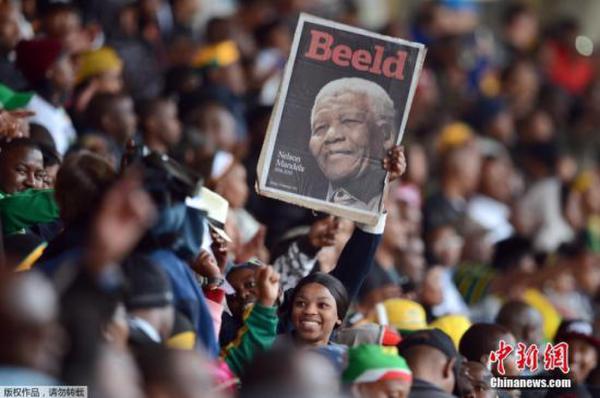 资料图：当地时间12月10日，南非前总统曼德拉的官方追悼会在约翰内斯堡的FNB体育场举行。据外媒体报道称，将有超过8万民众现场追悼曼德拉。