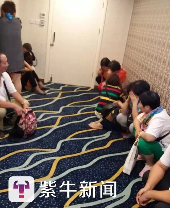 【游客们被关进小房间，只能蹲着】