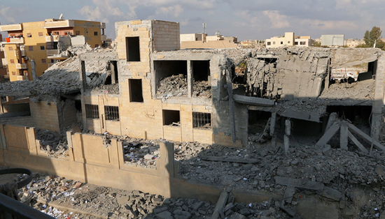 图：轰炸后成为废墟的拉卡市（路透社）