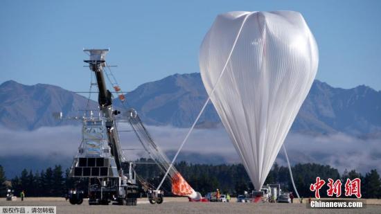 资料图：新西兰瓦纳卡机场，巨型超压气球准备放飞。