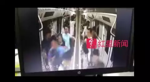  ▲ 有人在地铁车厢内开始奔跑，带动了其他人跟着奔跑    图片来源：深圳地铁运营微博视频截图