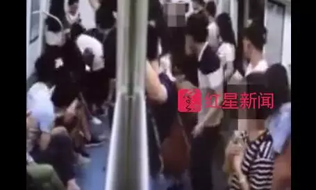  ▲ 一男子突然在地铁车厢晕倒，众人望向他晕倒的位置    图片来源：深圳地铁运营微博视频截图