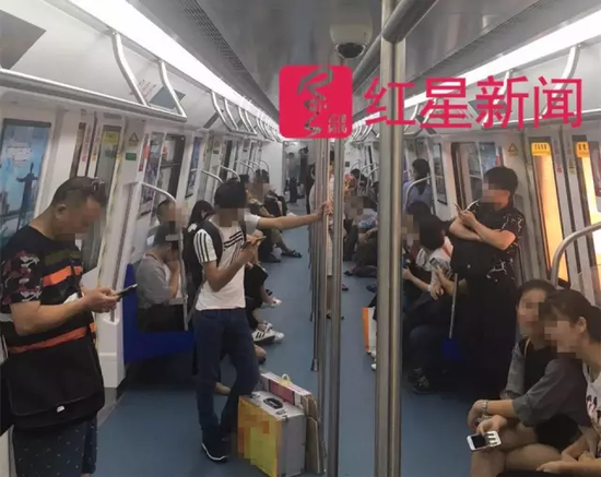  ▲ 发生事件后，第二天的深圳地铁车厢内     图片来源：红星新闻