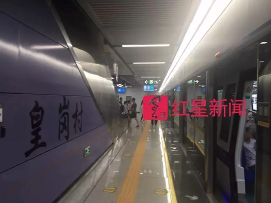  ▲ 发生事件后，第二天的深圳地铁皇岗村站    图片来源：红星新闻