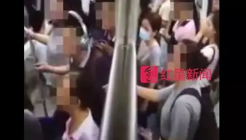  ▲ 事发之前的地铁车厢内   图片来源：深圳地铁运营微博视频截图