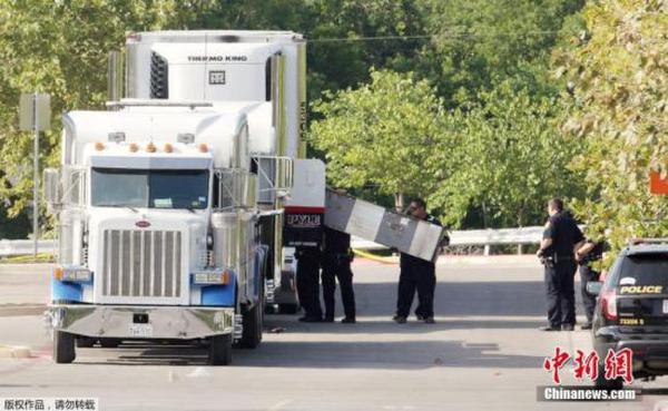 7月23日，在美国得克萨斯州圣安东尼奥，警车停靠在一家涉事的沃尔玛超市停车场。美国得克萨斯州圣安东尼奥市医院23日证实，当天从一辆涉嫌人口贩运的货车内解救的多人中，至少17人情况危急，包括两名15岁未成年人。当天早些时候，警方在沃尔玛超市停车场发现一辆可疑货车，随后在车内找到8具尸体并解救出30人，经现场身体检测，这些人严重中暑脱水。
