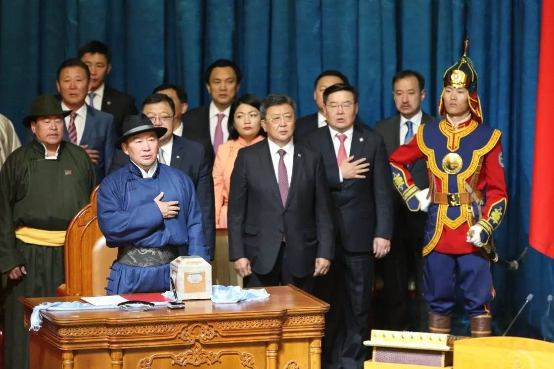 ▲7月10日，蒙古国首都乌兰巴托，新总统巴特图勒嘎（前左）出席就职仪式。