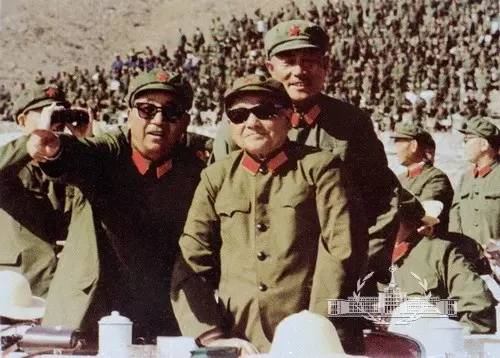 1981年9月，邓小平在华北军事演习现场。图：中国网