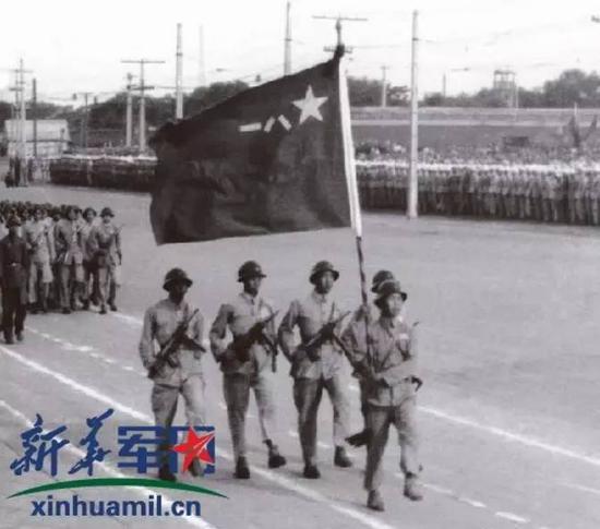 开国大典上，步兵师冲锋枪方队走过广场，八一军旗第一次正式亮相。