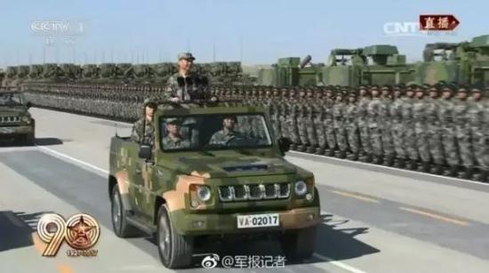 7月30日上午，朱日和训练基地，习近平乘车检阅部队。