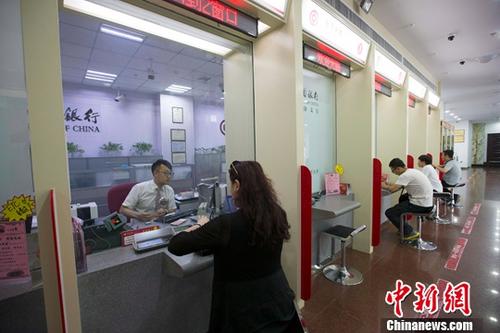 8月1日，山西太原，民众在银行办理业务。中新社记者 张云 摄