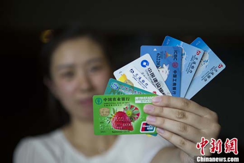 民众展示银行卡。 中新社记者 张云 摄
