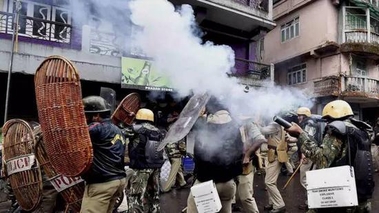 印度大吉岭正在持续的骚乱（图：新德里电视台网站）