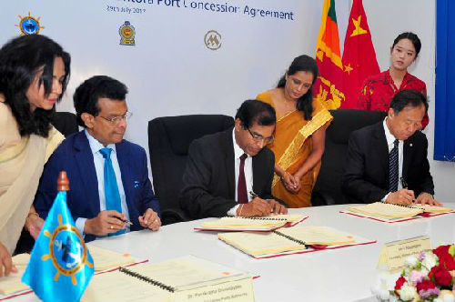 7月29日，斯里兰卡汉班托塔港特许经营协议签约仪式在科伦坡举行。新华社