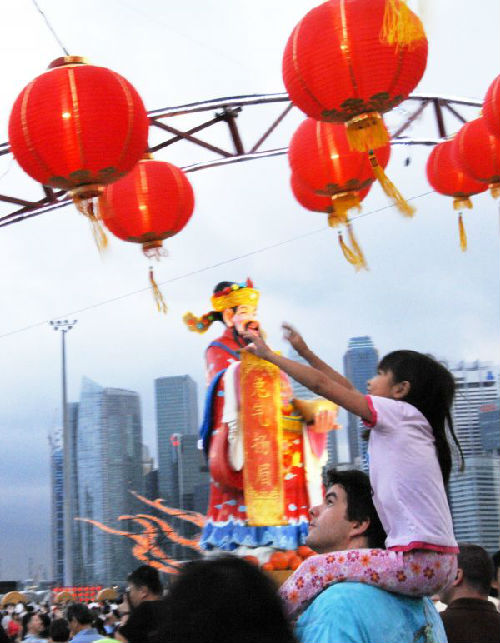 资料图：新加坡人及海外游客来到新加坡滨海湾欢度“中国年”。 新华社发