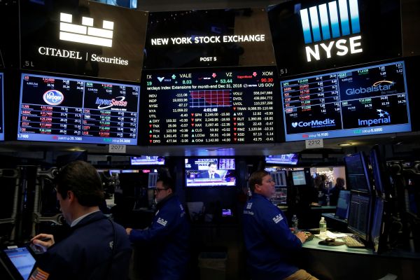  资料图片：交易员在美国纽约证券交易所内工作。新华社/路透