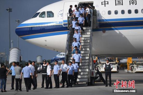  8月5日，在长春龙嘉国际机场，77名电信诈骗犯罪嫌疑人从斐济押解回国。 张瑶 摄