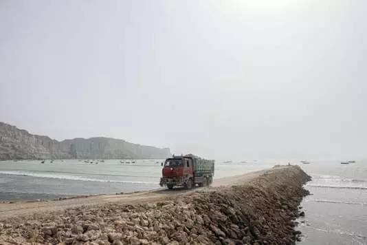 ▲在巴基斯坦瓜达尔港，一辆卡车正在进行作业。（法国《世界报》）