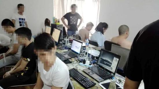 民警现场抓获正在使用网络聊天工具实施诈骗的团伙成员。警方供图