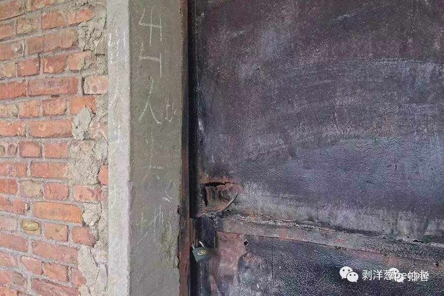  “教室”门口写着“出人头地”的标语。