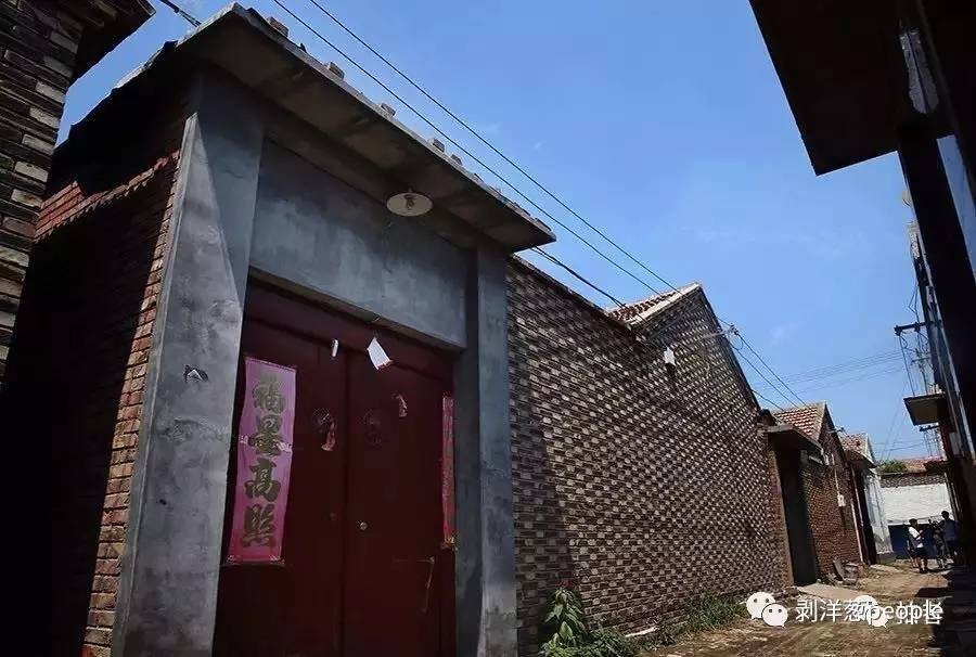 王家楼村一处传销窝点，大门紧闭，人去楼空。据村民说，这房子，是传销者以每月一千元的价格租的。