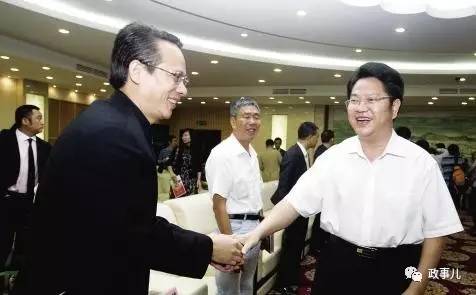  图为2010年10月，时任东莞书记刘志庚会见东莞“十大慈善人物”梁耀辉。