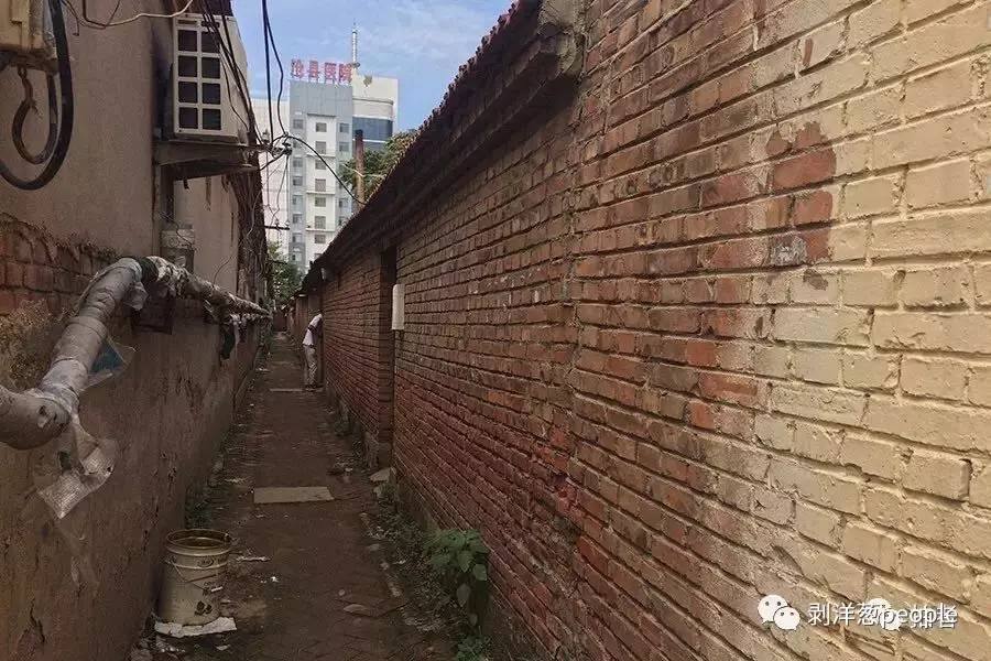  新华区沧县医院附近的一个小弄堂里，记者向当地居民打探“传销组织”的消息。