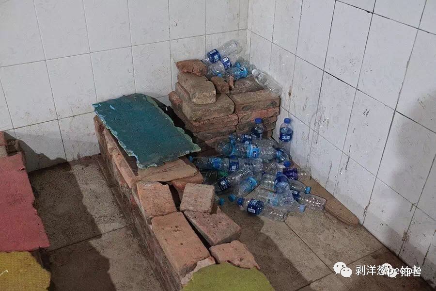  “教室”角落，堆放着丢弃的空水瓶。