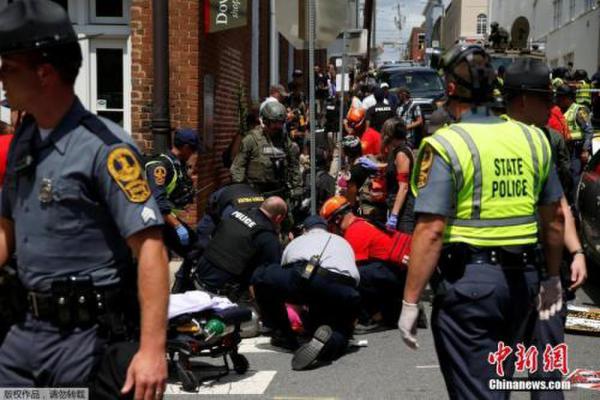 当地时间2017年8月12日，美国弗吉尼亚州夏洛茨维尔市“另类右翼”集会引发暴力冲突，当地警方称目前至少3人死亡、35人受伤。 　　