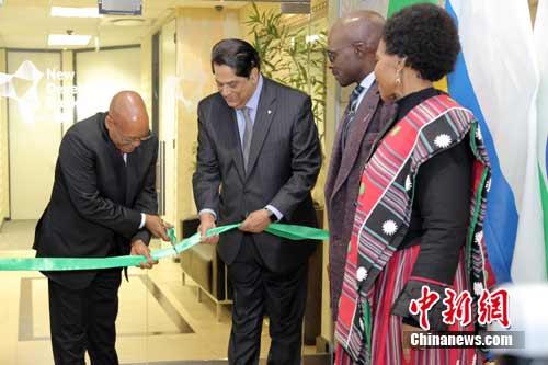 8月17日，金砖国家新开发银行非洲区域中心在约翰内斯堡正式成立。图为南非总统祖马为中心剪彩。 宋方灿 摄