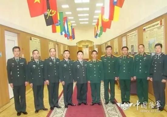 △在俄罗斯学习的中国军人合影