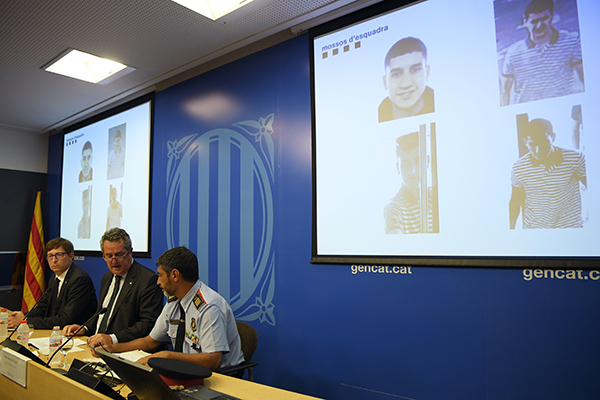 8月21日，西班牙巴塞罗那，加泰罗尼亚自治区主管内政事务的官员华金·福恩（中）出席新闻发布会。西班牙加泰罗尼亚内政部门21日确认，巴塞罗那恐袭案的作案司机为22岁的摩洛哥男子阿布雅各布，目前此人仍然在逃。  新华社 图