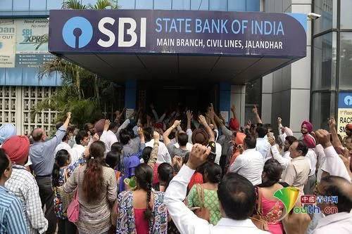 图为银行职员在印度国家银行门口抗议。